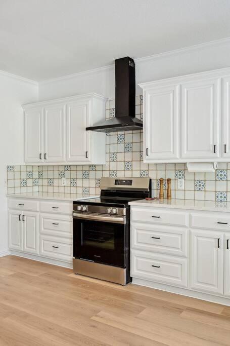 הוילה Sachse Wellness Oasis 5Br W Pool + Huge Yard + Fire Pit מראה חיצוני תמונה