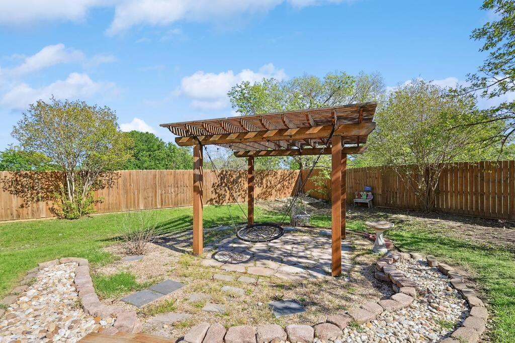 הוילה Sachse Wellness Oasis 5Br W Pool + Huge Yard + Fire Pit מראה חיצוני תמונה